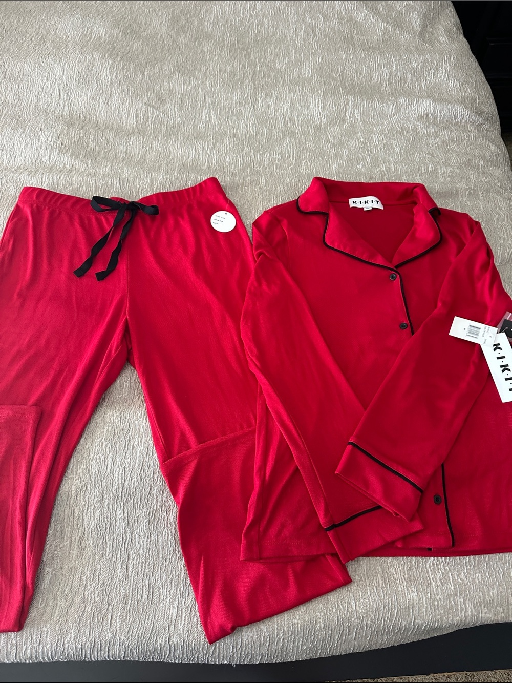 KIKIT. Two piece red lounge set size medium.
nwt